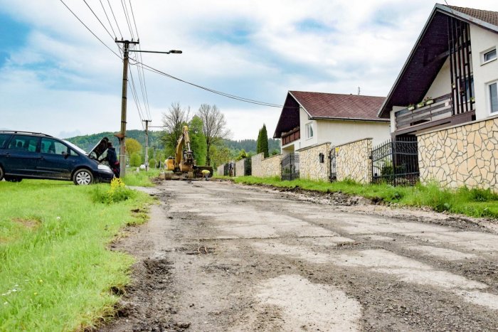 Ilustračný obrázok k článku FOTO: Obyvatelia v Podkoreňovej sa dočkali. Po 3 mesiacoch prác budú jazdiť po novom asfalte