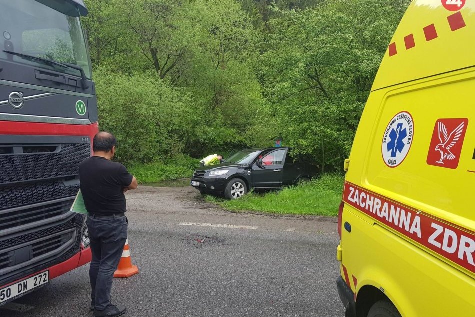 Ilustračný obrázok k článku Zrážka kamiónu s autom pri Ružomberku: Vodič v nemocnici, FOTO z miesta