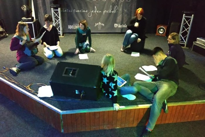 Ilustračný obrázok k článku Hrajú, pretože chcú a baví ich to: V Humennom sa zrodilo ochotnícke divadlo!