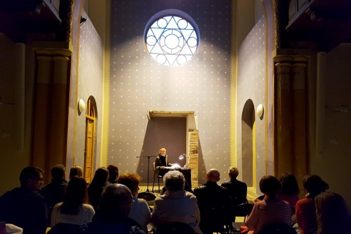 Ilustračný obrázok k článku Čítanie v nevšedných zákutiach Trnavy: Atmosféra Noci literatúry bola magická, FOTO