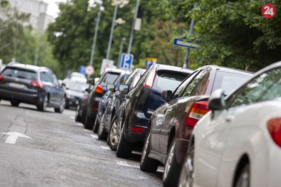 Ilustračný obrázok k článku Katastrofálne parkovanie v Bratislave: TÁTO stavba poslúži autám a nevytlačí zeleň