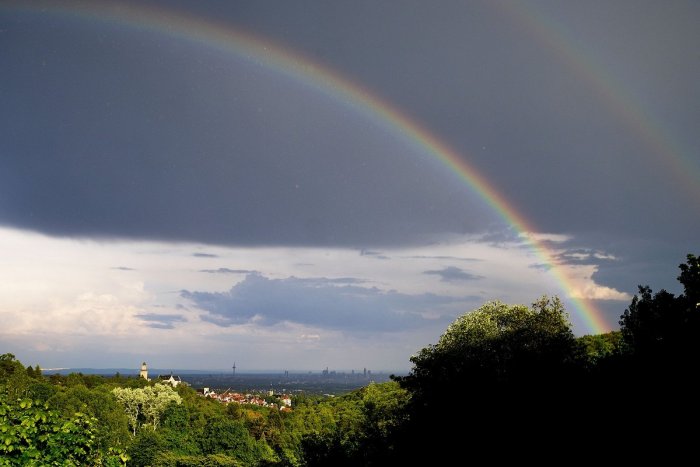 Ilustračný obrázok k článku Prestáva pršať: Užijeme si slnečný víkend s teplotami do 25 stupňov