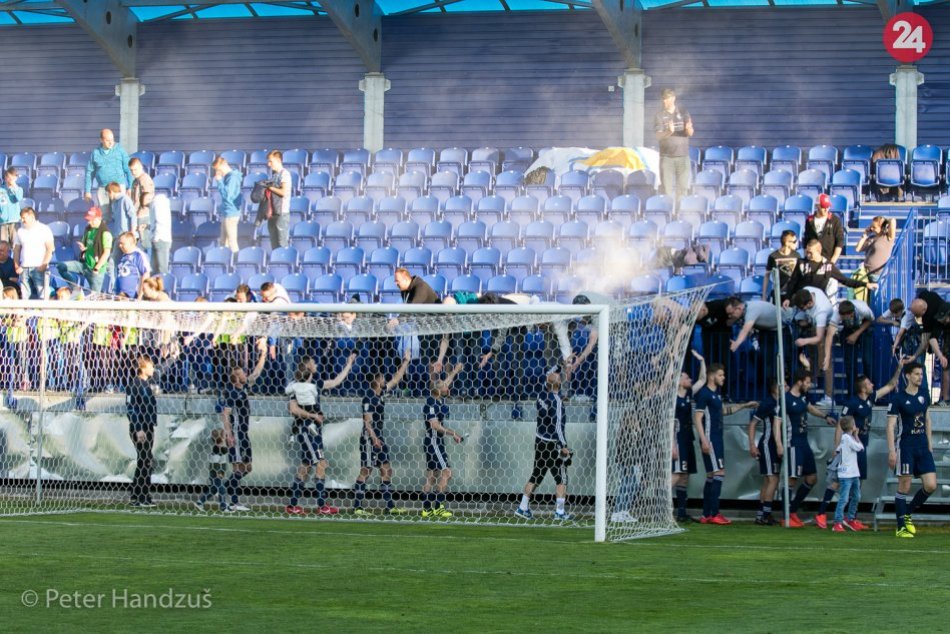 Ilustračný obrázok k článku Popradský fanúšik si poriadne zavaril. Zapálil dymovnicu a skončil za mrežami