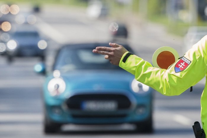 Ilustračný obrázok k článku Šuňavčan sa premával po Svite z pruhu do pruhu: Všimli si to policajti a...