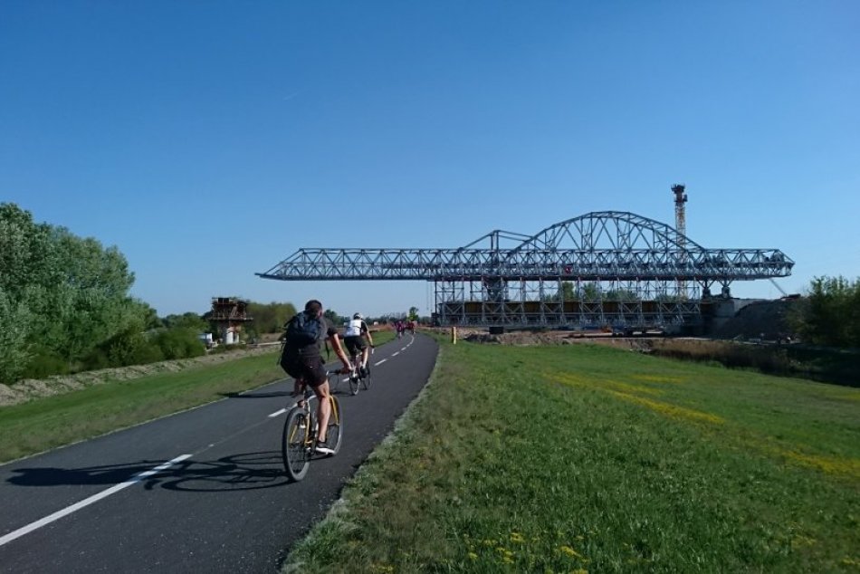 Ilustračný obrázok k článku Cyklisti, pozor! Na hrádzi medzi Petržalkou a Rusovcami počítajte s obmedzeniami