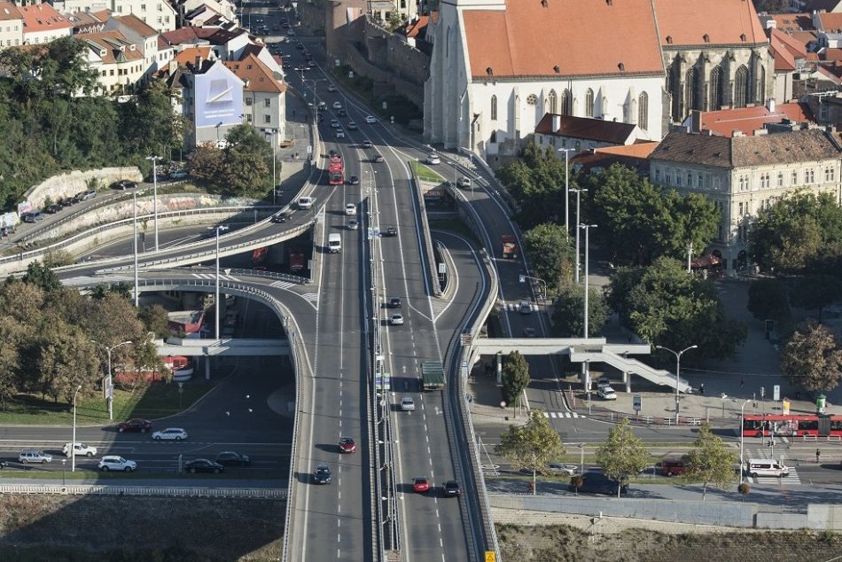 Ilustračný obrázok k článku Vodiči, pozor! Zjazd z Mosta SNP v piatok uzavrú, opravovať sa bude 24 hodín denne