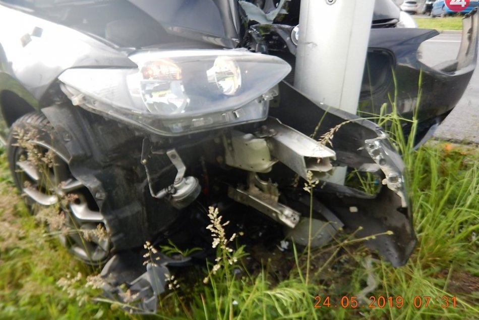 Ilustračný obrázok k článku Mladú vodičku (26) zastavil stĺp. Po Bystrici jazdila aj napriek zákazu, FOTO