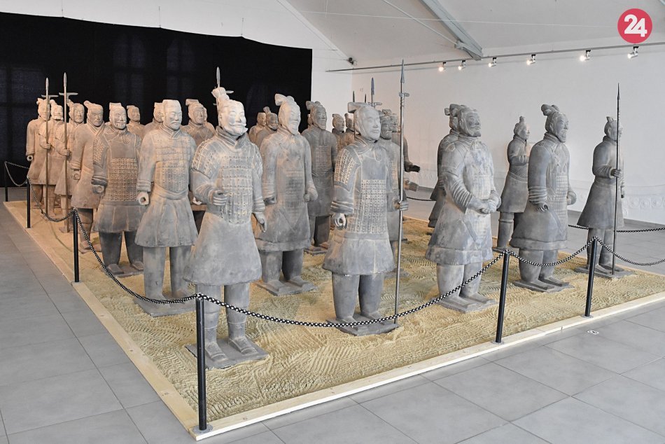 Ilustračný obrázok k článku Slávna terakotová armáda pod Tatrami: Za týmito bojovníkmi ľudia cestujú až do Číny