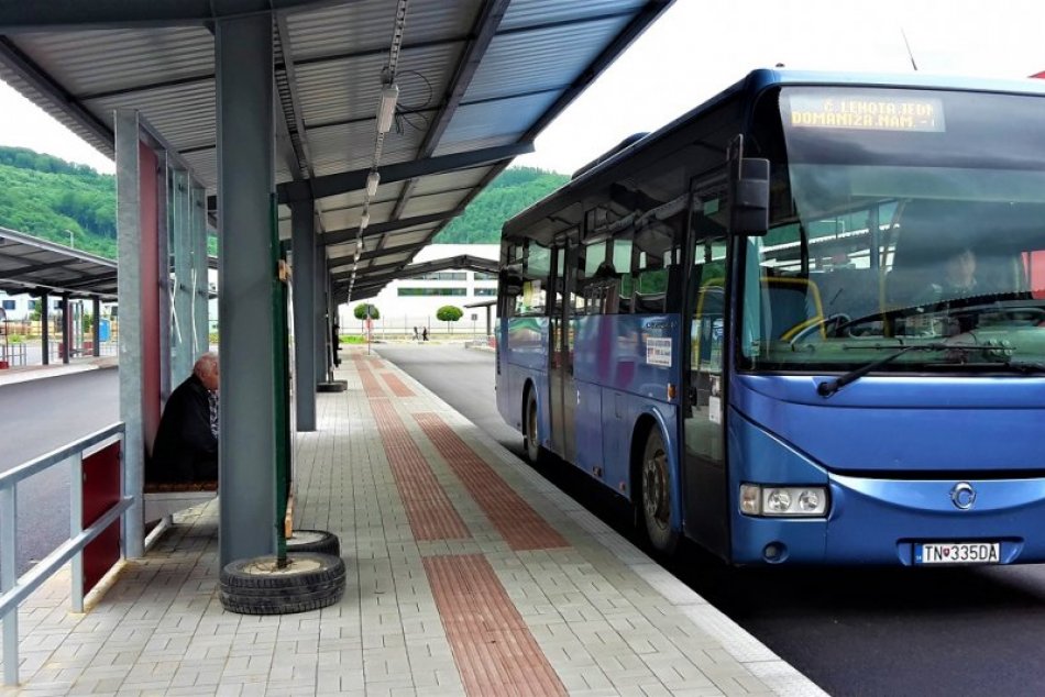 Ilustračný obrázok k článku Cestovné pre autobusy v Považskej a okolí so zmenou: Pozrite si jeho výšku