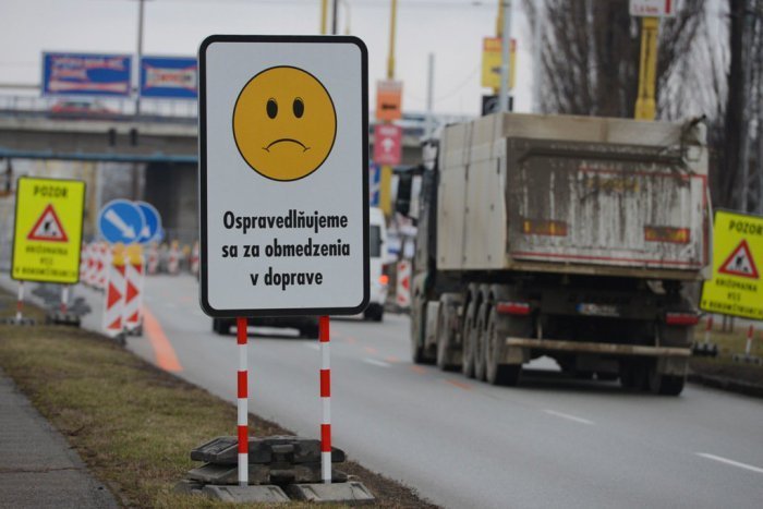 Ilustračný obrázok k článku Vodiči, pozor! Doprava na moste pri VSS bude niekoľko týždňov obmedzená