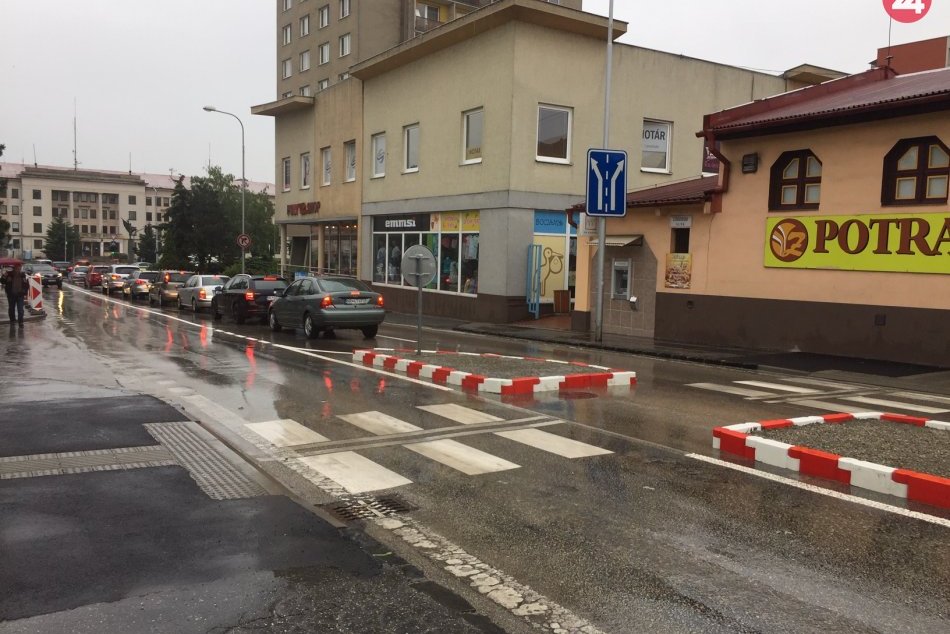 Ilustračný obrázok k článku Chodci sa dočkali: Medzi úradom a Polygonom pribudol osvetlený priechod, FOTO