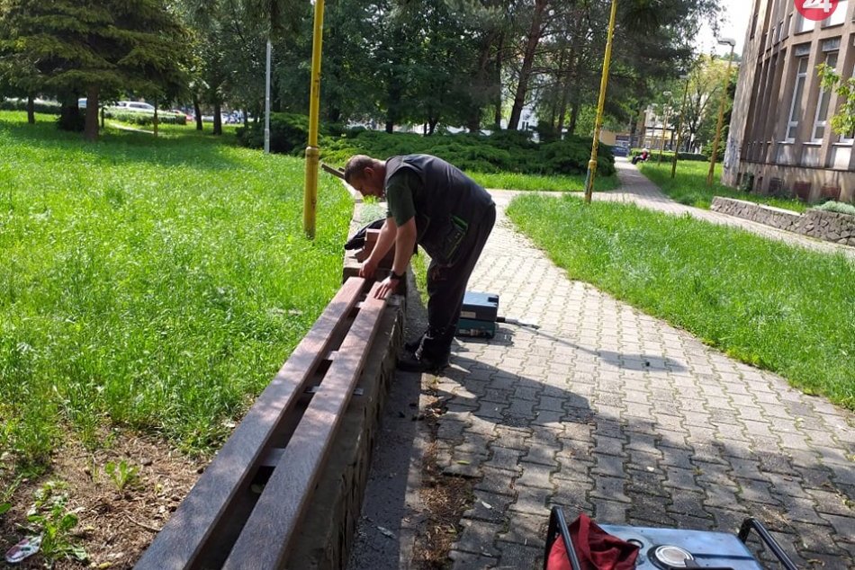 Ilustračný obrázok k článku Za Jumbo centrom a na námestí Kuzmányho osadili pohodlné lavičky