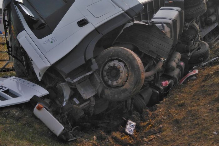 Ilustračný obrázok k článku Aktualita z R1 v Bystrici: Došlo k nehode nákladiaka a auta, hlásia zranenie