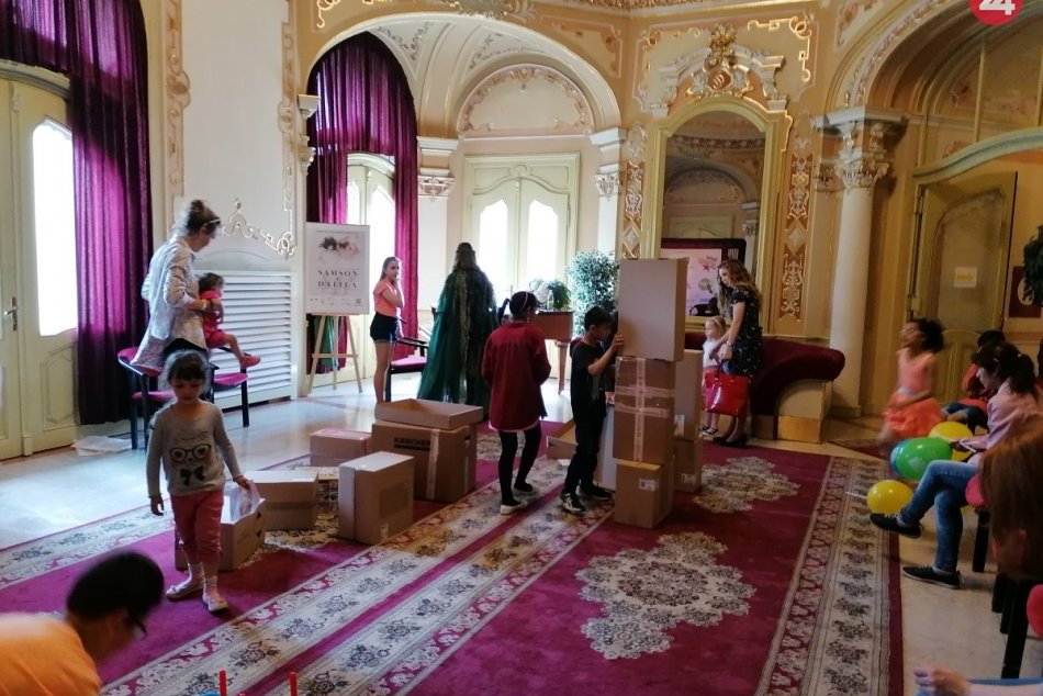 Ilustračný obrázok k článku Janko Hraško vítal deti v divadle a v múzeu Vojtecha Löfflera sa šantilo a tvorilo, FOTO