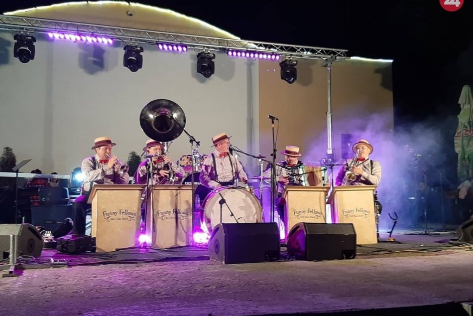 Ilustračný obrázok k článku Hlohovský amfiteáter zahájil letnú sezónu: Hralo sa do tanca i na počúvanie, FOTO