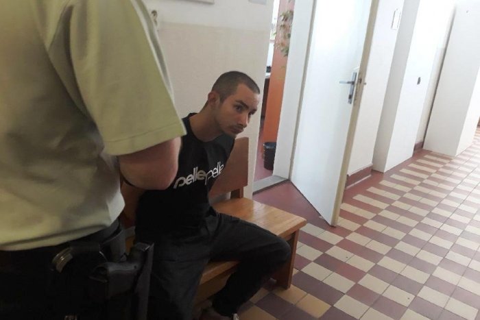 Ilustračný obrázok k článku Bratislavčana, ktorý je obvinený z útoku na nepočujúceho muža, budú stíhať väzobne