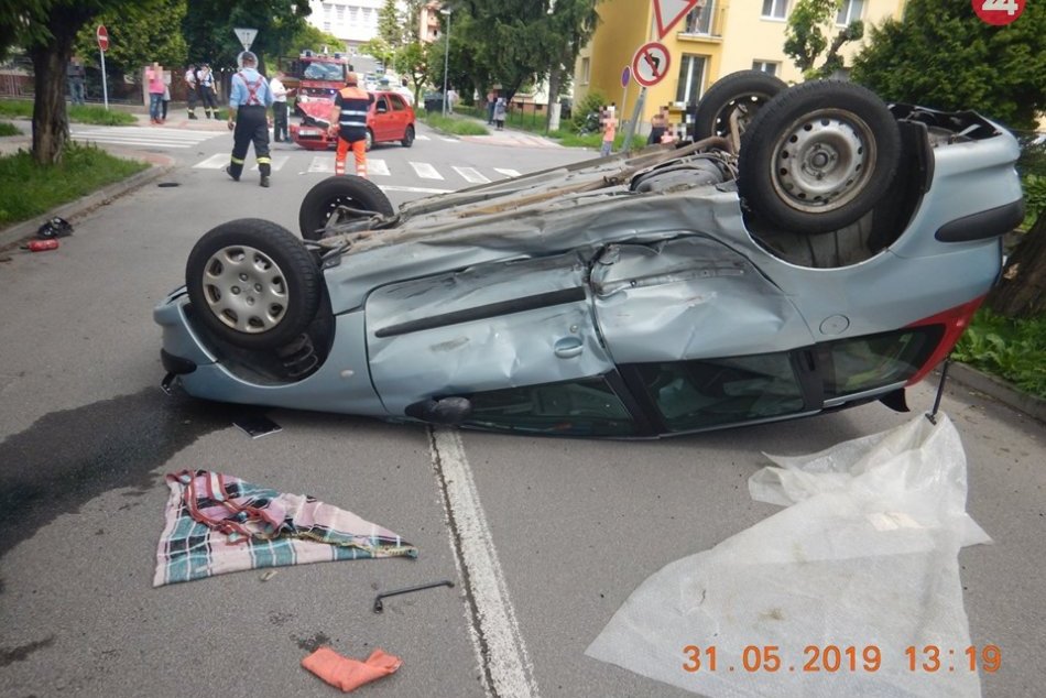 Ilustračný obrázok k článku Na križovatke vo Zvolene došlo k nehode. Auto po náraze skončilo na streche, FOTO