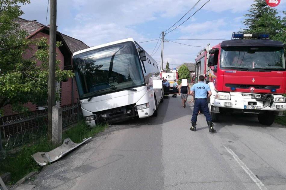 Ilustračný obrázok k článku V obci Sady nad Torysou havaroval autobus so 14 cestujúcimi, jedna osoba je ľahko zranená, FOTO