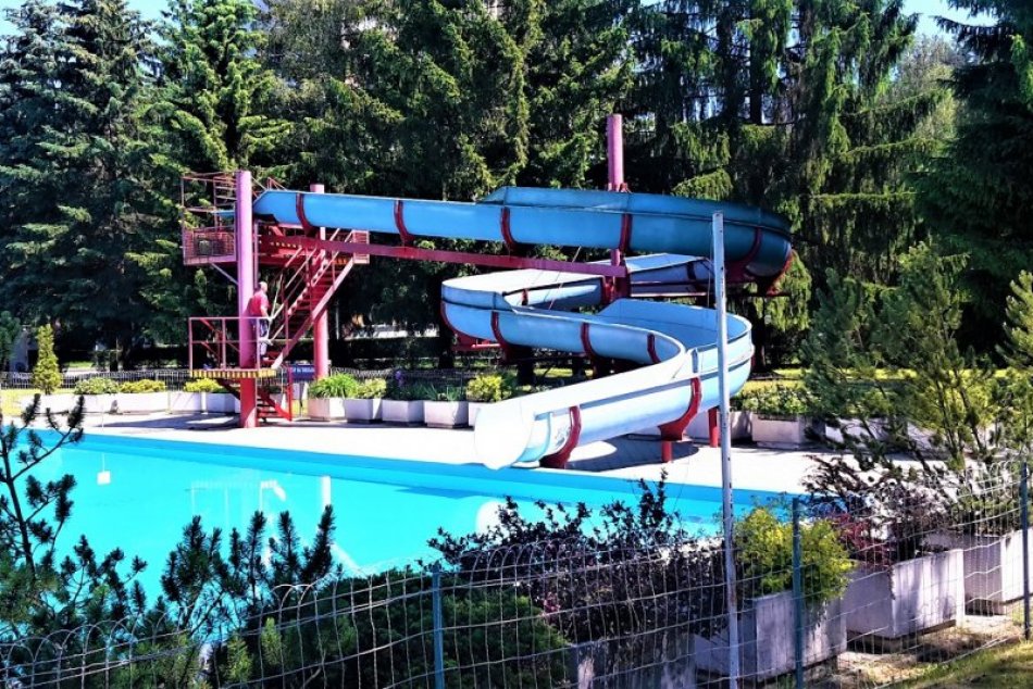 Ilustračný obrázok k článku Považskobystričania, na letné kúpalisko zabudnite: Mesto ho neotvorí!