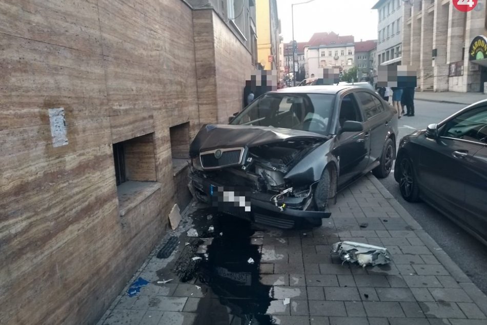 Ilustračný obrázok k článku Mladík (24) na Národnej ulici nabúral do domu. Na krku má už druhé obvinenie, FOTO