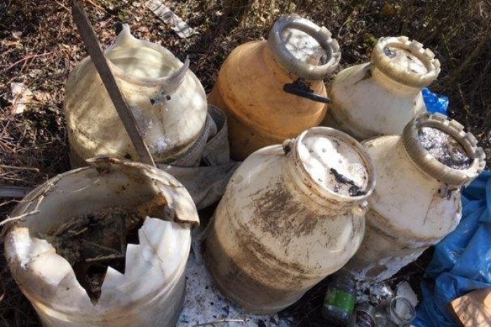 Ilustračný obrázok k článku Trenčania (44, 47) majú problém: Za skládku pri Váhu im hrozí basa, FOTO