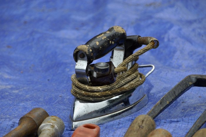 Ilustračný obrázok k článku RANNÁ ŠTVORKA: Elektrická žehlička oslavuje 137 rokov, meniny má Norbert