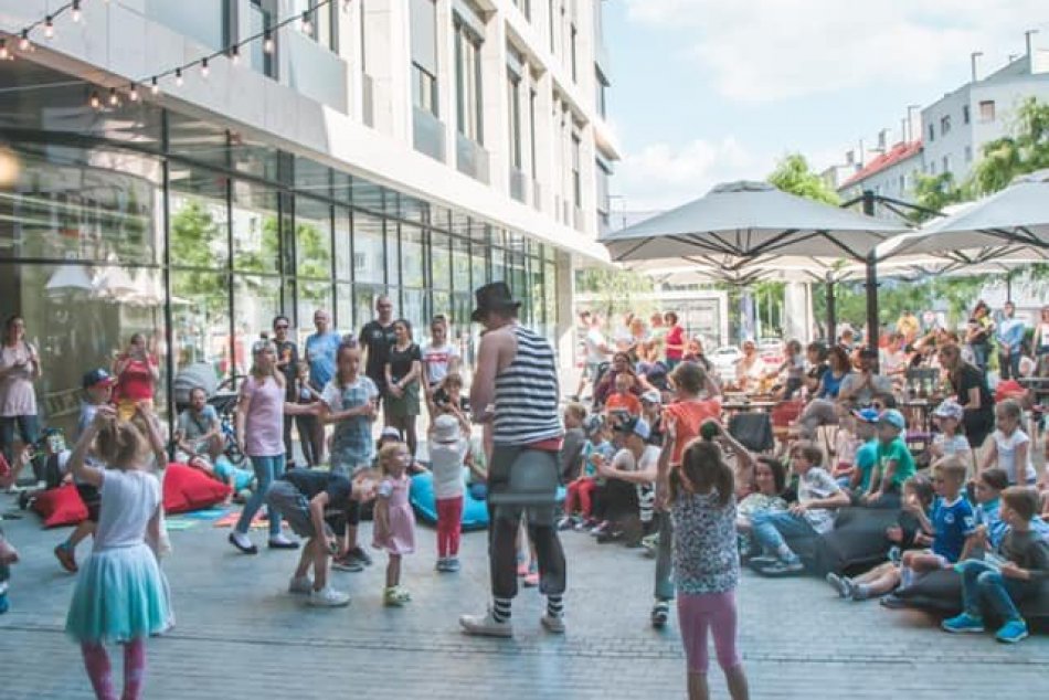 Ilustračný obrázok k článku Námestie Mateja Korvína ožije tancom a skvelou muzikou