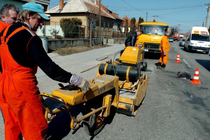 Ilustračný obrázok k článku V Kráľovej nad Váhom opravia cesty: Samospráva investuje vyše 200-tisíc eur