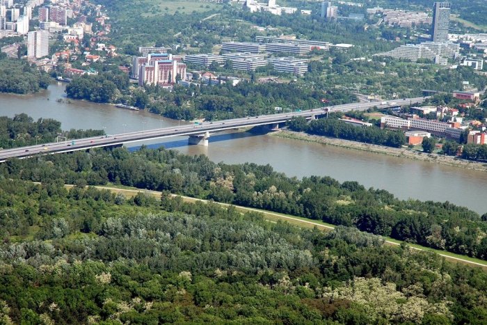 Ilustračný obrázok k článku Európska rarita: Neznesiteľný HLUK z diaľnice v centre Bratislavy, Staromešťania ZÚRIA!