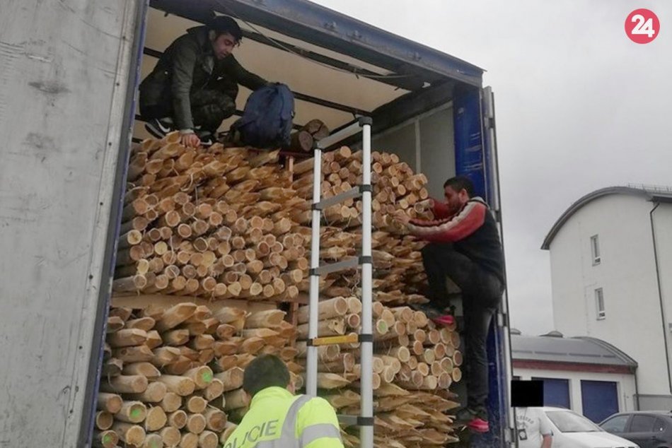 Ilustračný obrázok k článku SVET O SLOVENSKU: Do kamióna naskočili migranti, vrátia ich k nám