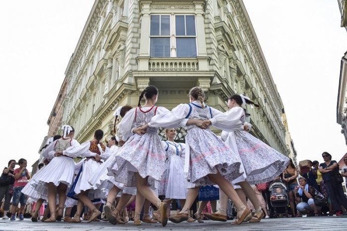Ilustračný obrázok k článku Kam v Bratislave zadarmo: Zabavíte sa naozaj kráľovsky! Bude sa hodovať, piť pivo a fandiť hviezdam