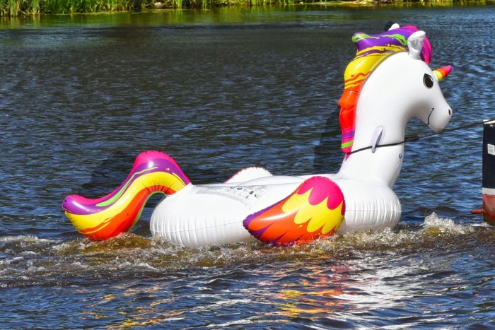 Ilustračný obrázok k článku Záchranná akcia v oceáne: Osemročný chlapec sa plavil na nafukovačke v tvare jednorožca