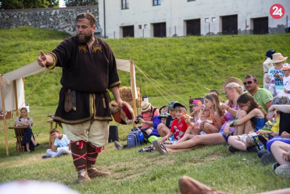 Ilustračný obrázok k článku Deň detí na Červenom Kameni: Hrad láka na rozprávkový program