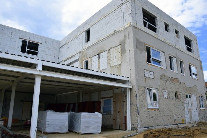 Ilustračný obrázok k článku Rekonštrukcia mestskej budovy na Dubníku: Zariadenie pre seniorov sa začalo ťahať do výšky