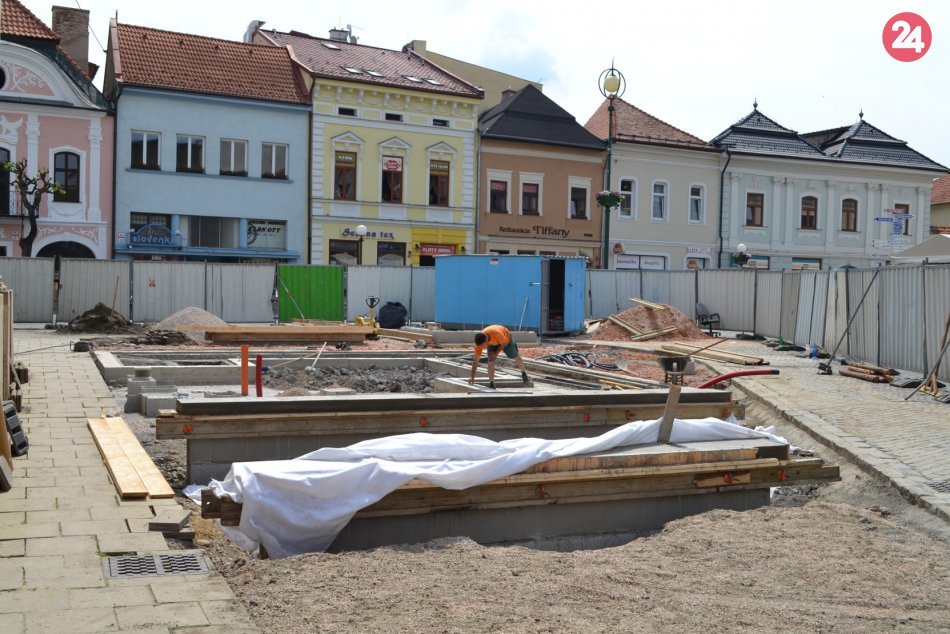 Ilustračný obrázok k článku Na kežmarskom námestí pokračuje výstavba fontány: Domáci sa jej dočkajú po 22 rokoch