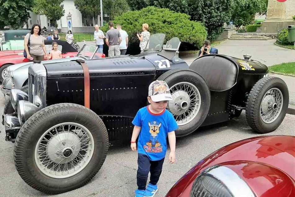 Ilustračný obrázok k článku Námestie ovládli veterány: Desiatky naleštených starých áut zavítali do Hlohovca