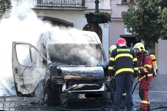 Ilustračný obrázok k článku Požiar na Hlavnej! Hasiči zasahovali pri horiacej dodávke, VIDEO