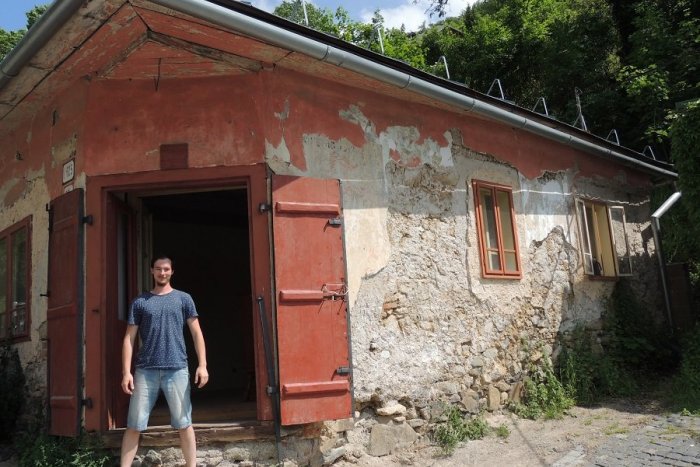 Ilustračný obrázok k článku Bratia zo Štiavnice vyhrnuli rukávy: Záchrana domu Deža Hoffmana a veľké plány! FOTO