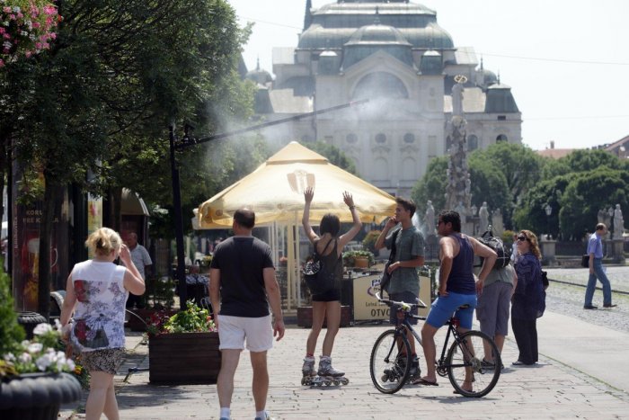 Ilustračný obrázok k článku Udreli horúčavy. Košice bojujú s teplom rozprašovačmi aj kropiacimi autami, FOTO
