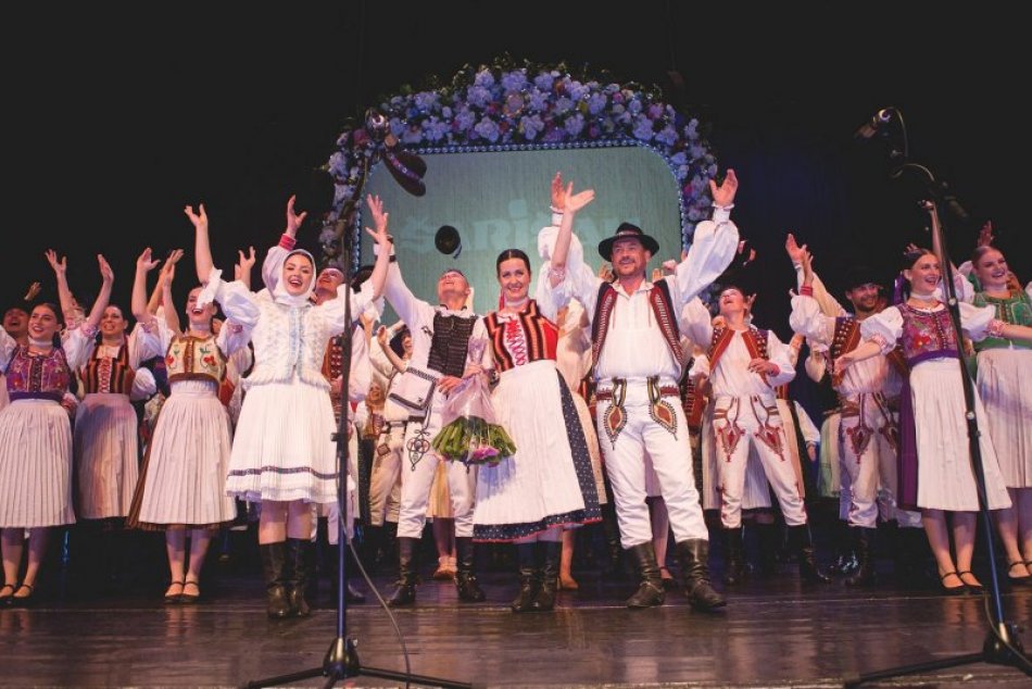 Ilustračný obrázok k článku Derniéra Zlatej svadby vyvolala veľký záujem: Šarišan oslávil 50 rokov dosýta, FOTO