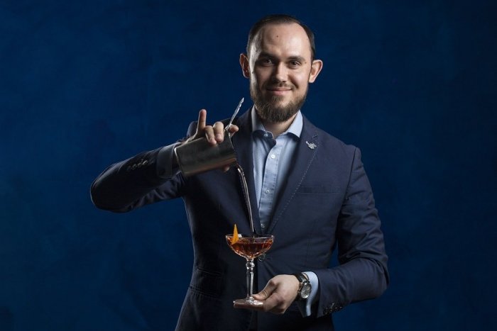 Ilustračný obrázok k článku Barmanom roka 2018  sa stal Tomáš Gyén zo ST.NICOLAUS