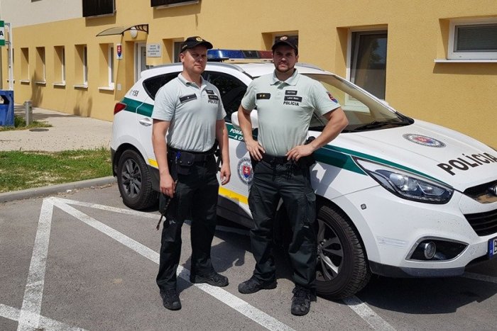 Ilustračný obrázok k článku Močenskí policajti hrdinami: Muža v bezvedomí objavili na pohovke, zachránili život