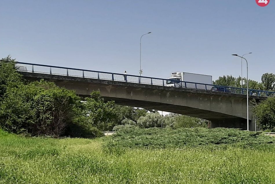 Ilustračný obrázok k článku Obmedzenia na moste vstúpia čoskoro do platnosti: Prejazd kamiónov bude zakázaný