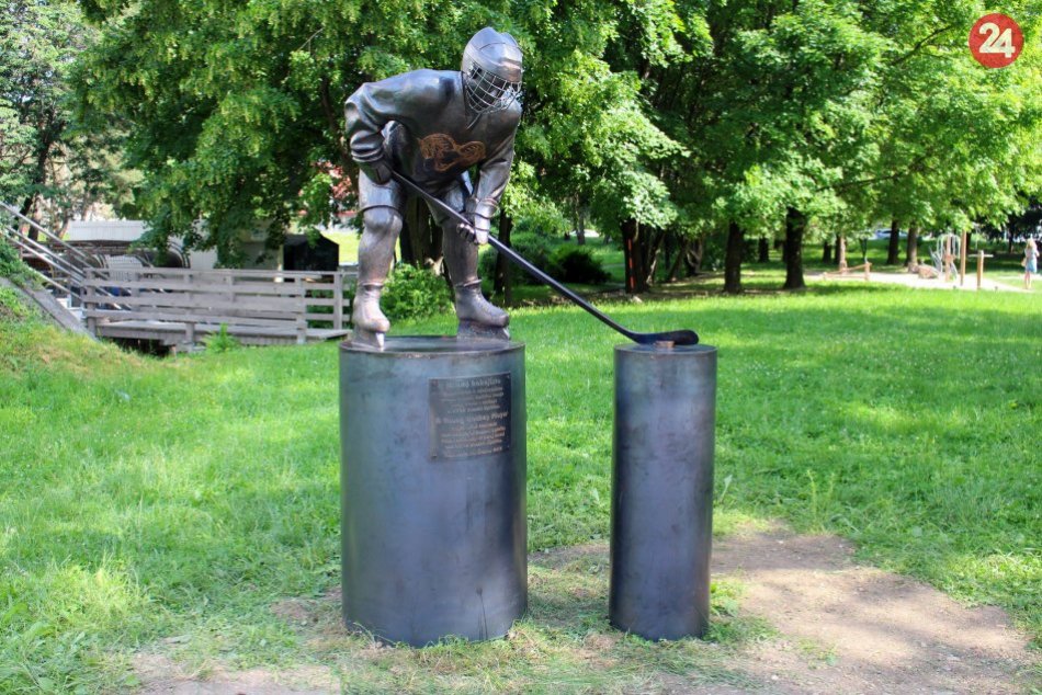 Ilustračný obrázok k článku Bystričanov sme sa spýtali na novú sochu hokejistu. Takto odpovedali