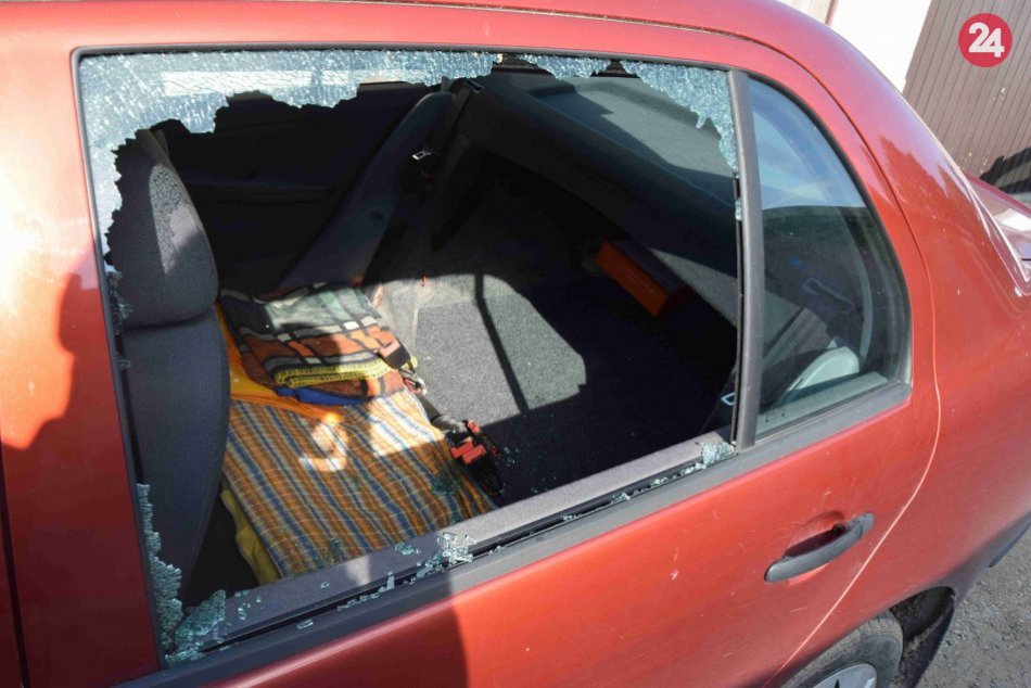 Ilustračný obrázok k článku Lupič v Bystrici "vybielil" zaparkované auto. Zobral všetko, čo mu prišlo pod ruky, FOTO