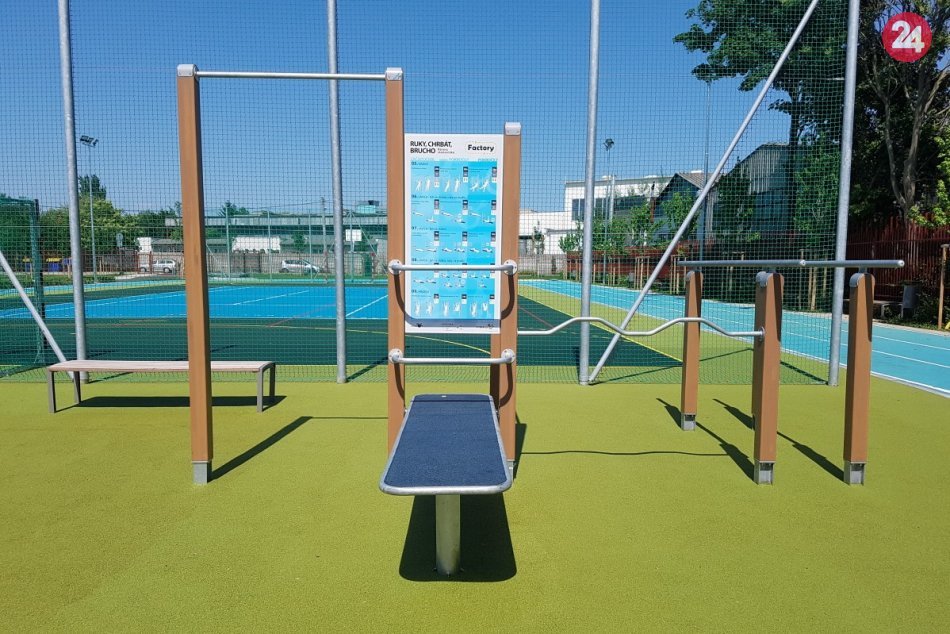 Ilustračný obrázok k článku Školáci už športujú na novom: Na Vančurovej pribudlo moderné ihrisko, FOTO