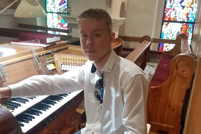 Ilustračný obrázok k článku Fabiánov veľký úspech: Organista zo ZUŠ Humenné na najvyššom stupni víťazov!