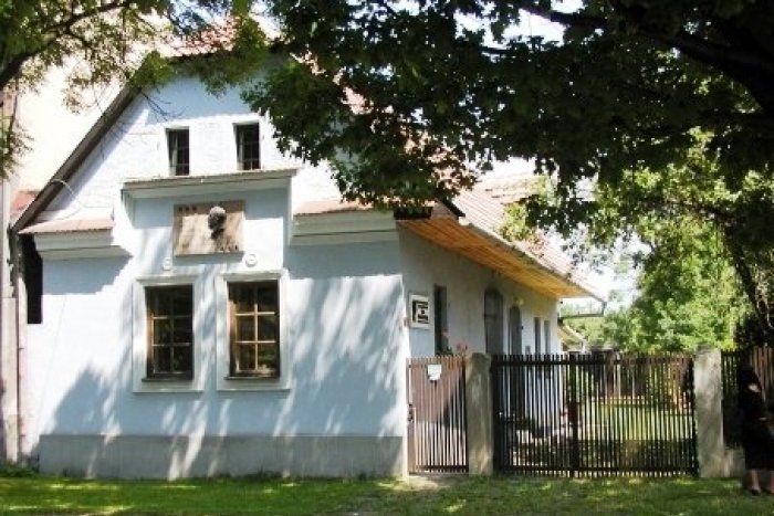 Ilustračný obrázok k článku Umelecké duše si prídu na svoje: V záhrade Rázusovie domu sprístupnili letnú čitáreň