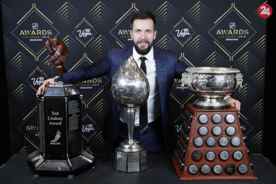 Ilustračný obrázok k článku Kučerov kraľoval odovzdávaniu cien NHL: Získal Hartovu aj trofej Teda Lindsayho