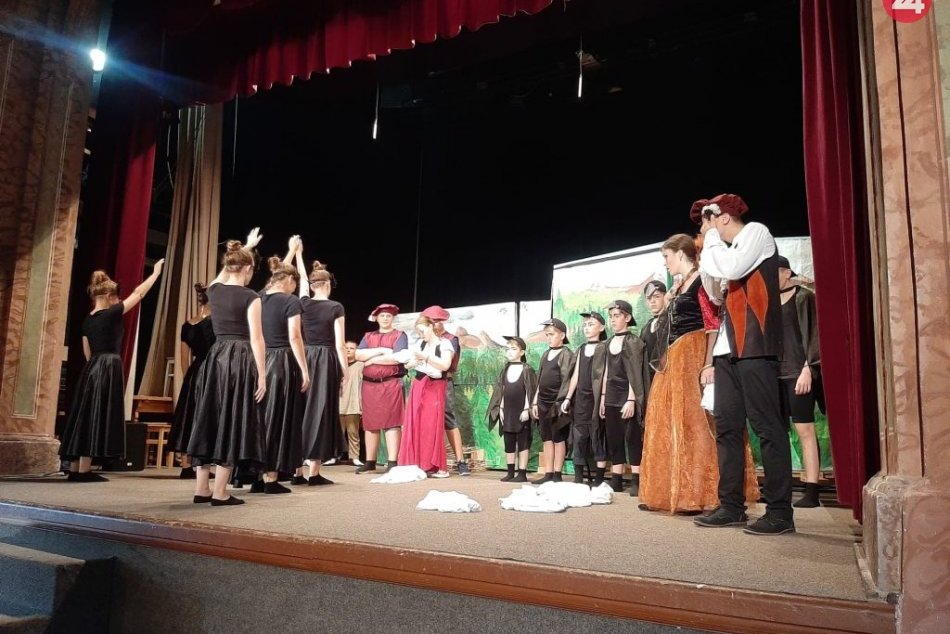 Ilustračný obrázok k článku Vážte svoje slová: Aj také je posolstvo divadelnej hry detského súboru Ľalia, FOTO